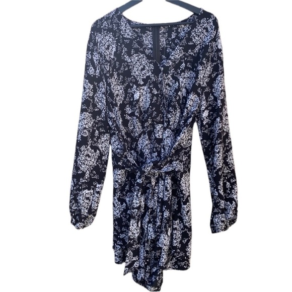 Large women's long sleeve floral black and white shorts romper - Picture 1 of 2